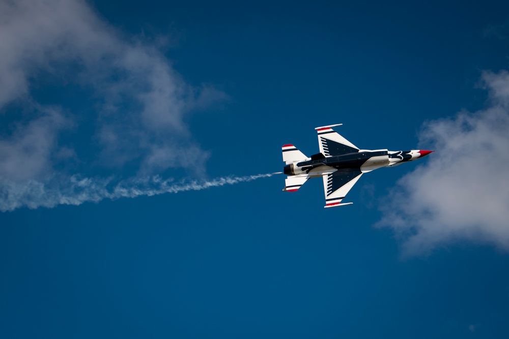 Thunderbirds take flight for Wings Over Houston Airshow