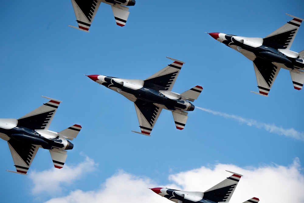 Thunderbirds take flight for Wings Over Houston Airshow