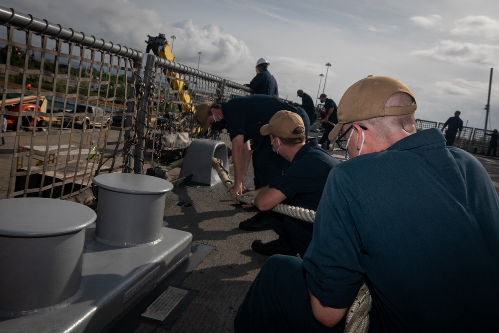 USS Sioux City Sailors Heave a Line During Sea and Anchor Detail