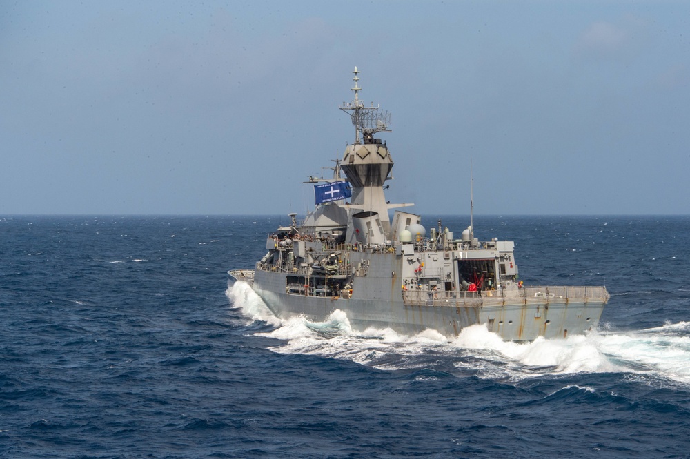 USS Carl Vinson (CVN 70) and HMAS Ballarat (FFH 155) Conduct Fueling-at-Sea in the Bay of Bengal