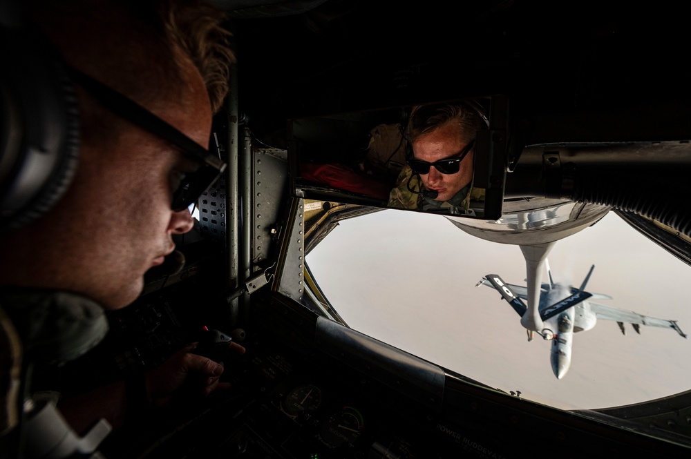 340th EARS Refuels U.S. Navy F/A-18 Super Hornet