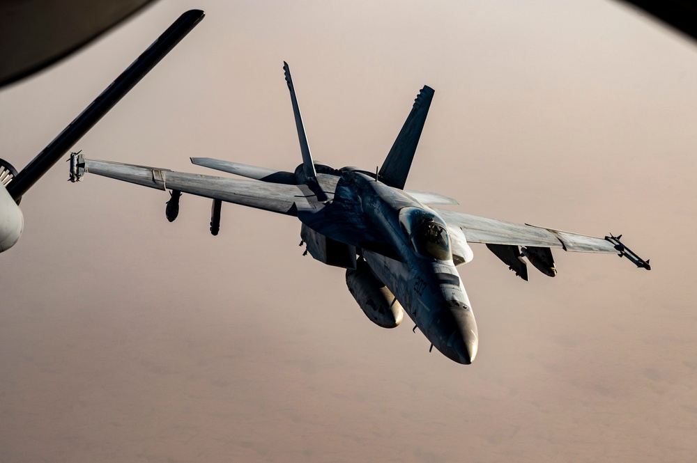 340th EARS Refuels U.S. Navy F/A-18 Super Hornet