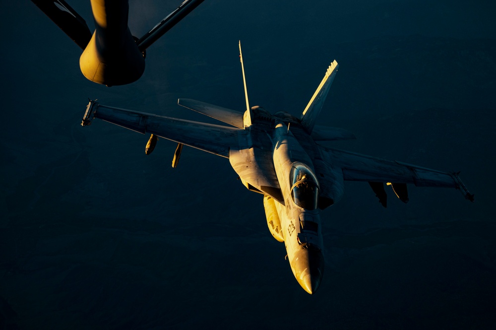 340th EARS Refuels U.S. Navy F/A-18 Super Hornet