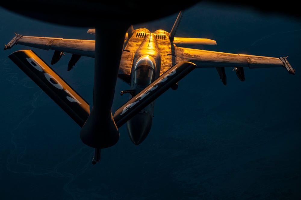 340th EARS Refuels U.S. Navy F/A-18 Super Hornet