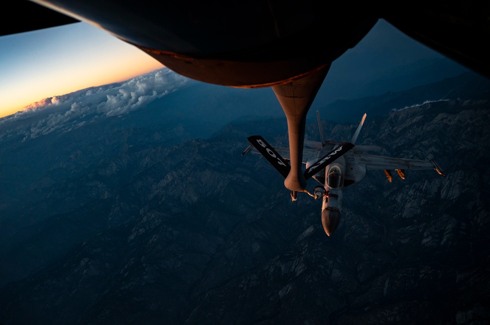 340th EARS Refuels U.S. Navy F/A-18 Super Hornet