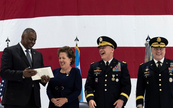 Army Gen Lyons Retires After 38 Years of Service