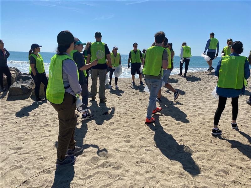 Volunteers assist with oil spill cleanup at Doheny State Beach