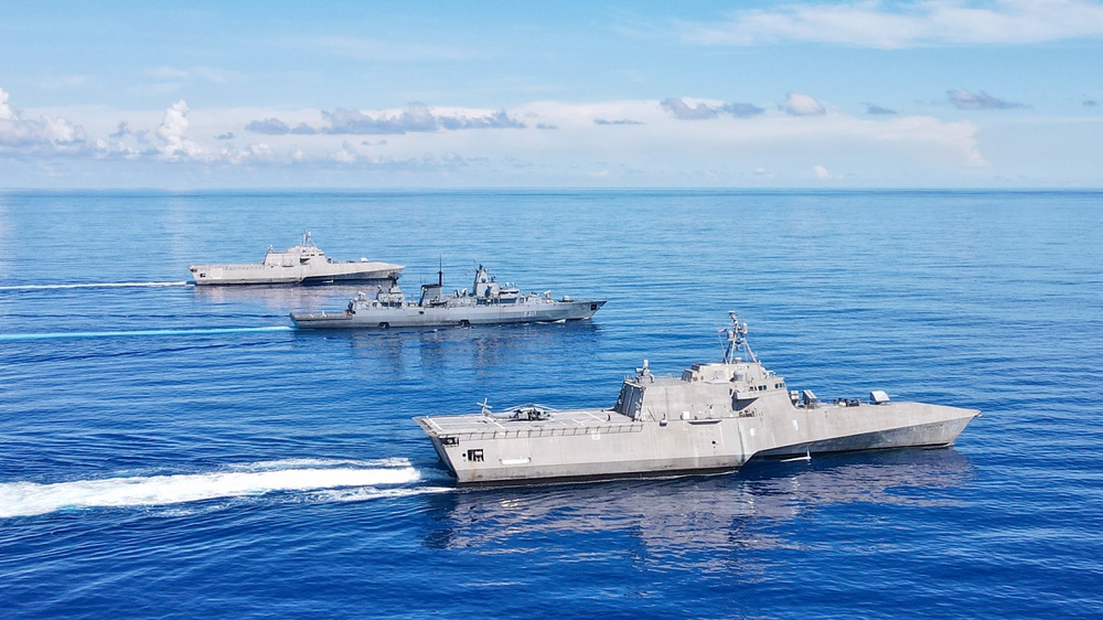 USS Jackson, USS Tulsa sail with German Navy frigate Bayern in Philippine Sea