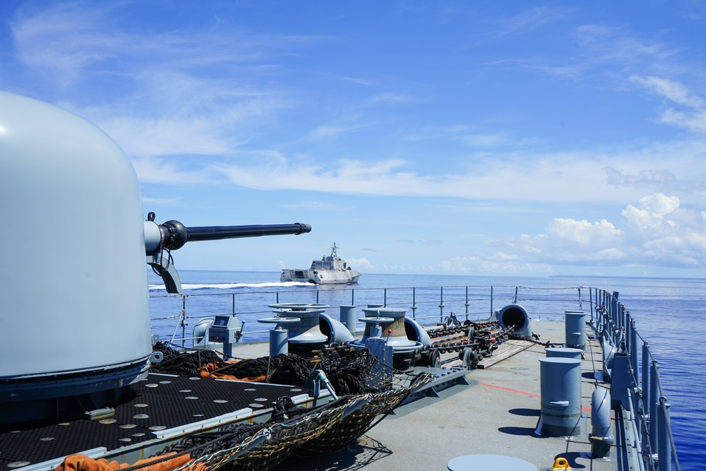 USS Jackson, USS Tulsa sail with German Navy frigate Bayern in Philippine Sea