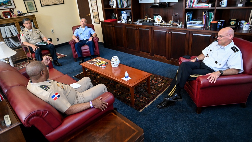 Mayor General Julio Ernesto Florián Pérez Visits the IADC