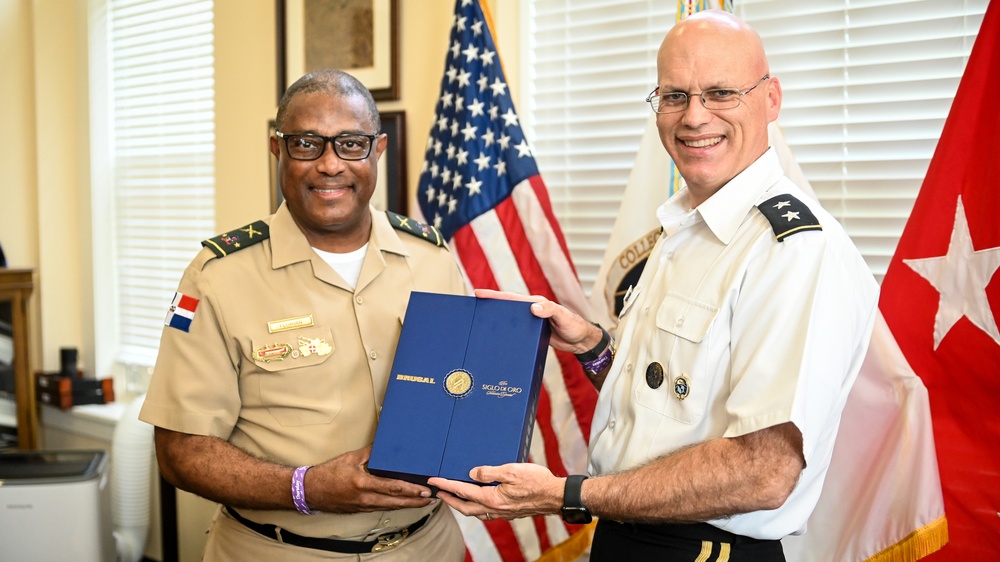 Mayor General Julio Ernesto Florián Pérez Visits the IADC