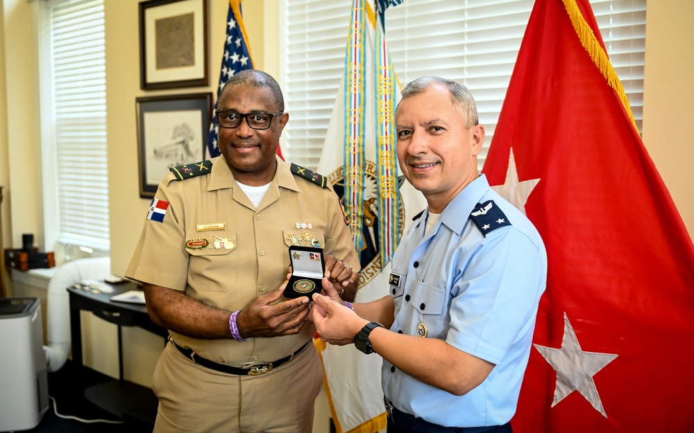 Mayor General Julio Ernesto Florián Pérez Visits the IADC