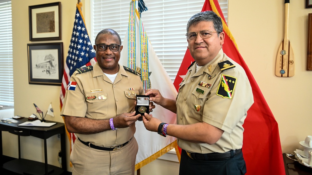 Mayor General Julio Ernesto Florián Pérez Visits the IADC