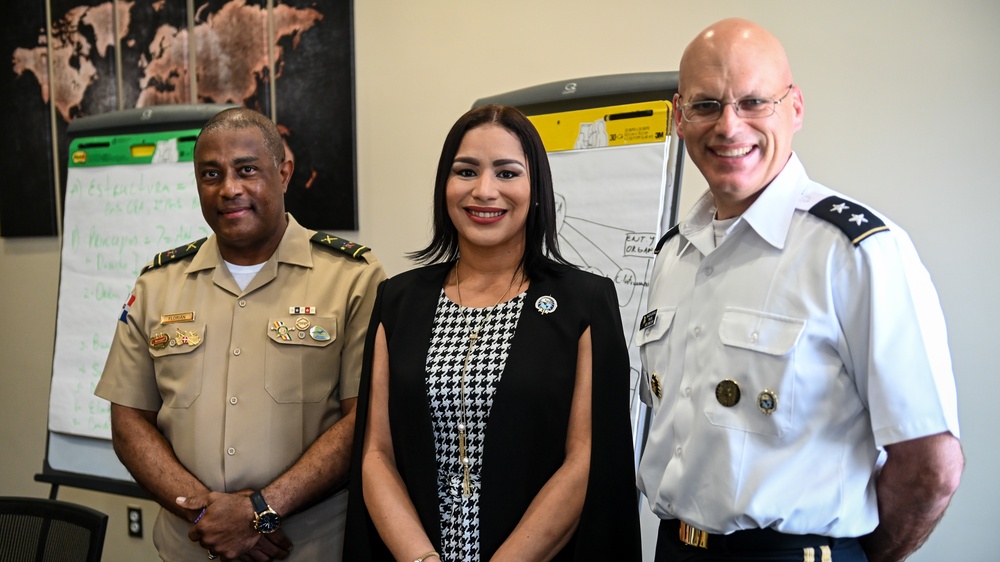 Mayor General Julio Ernesto Florián Pérez Visits the IADC