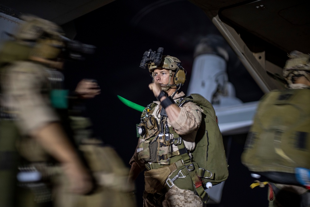 11th MEU Recon Marines conduct JMPI before free-fall operations in Kuwait