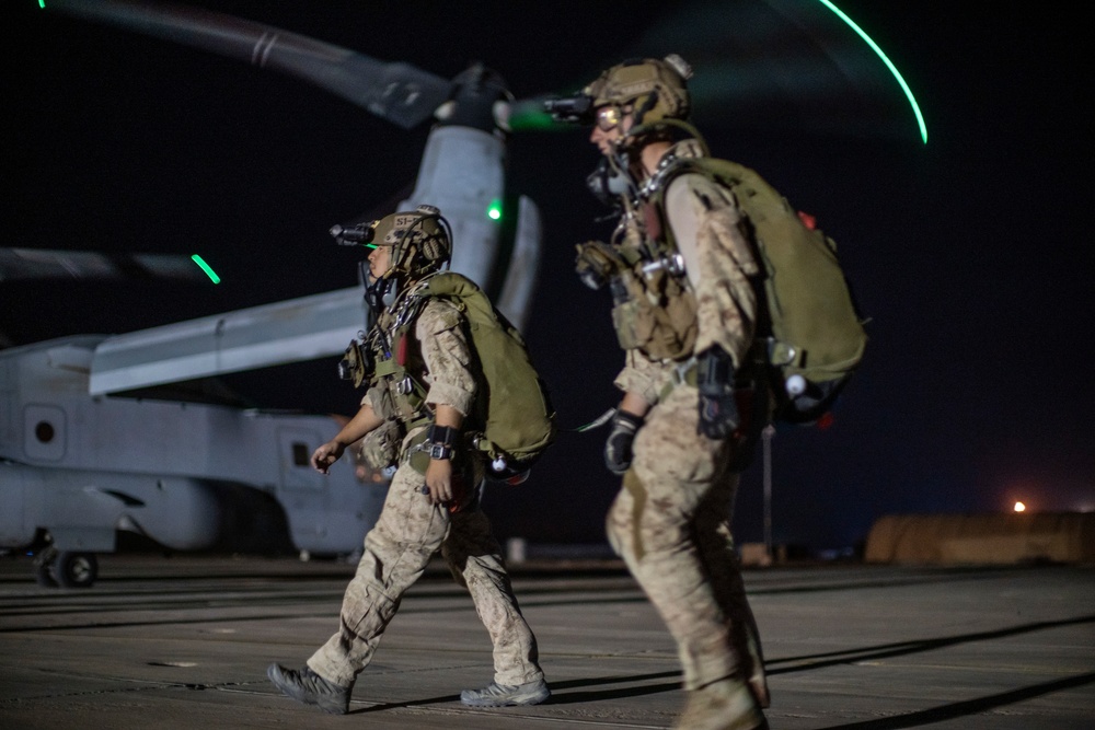 11th MEU Recon Marines conduct JMPI before free-fall operations in Kuwait