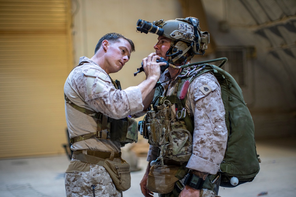 11th MEU Recon Marines conduct JMPI before free-fall operations in Kuwait