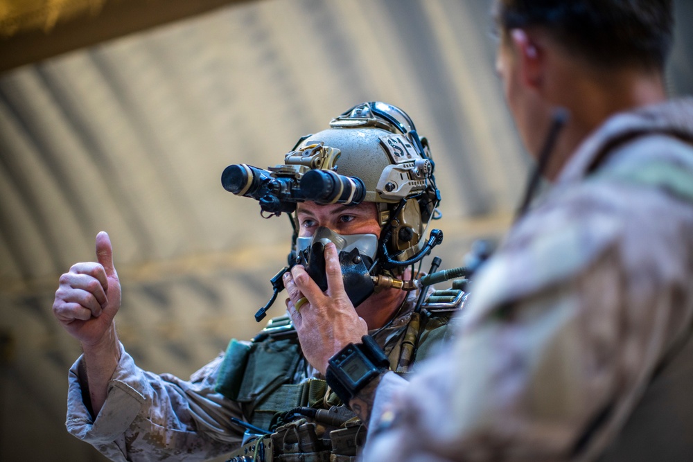 11th MEU Recon Marines conduct JMPI before free-fall operations in Kuwait