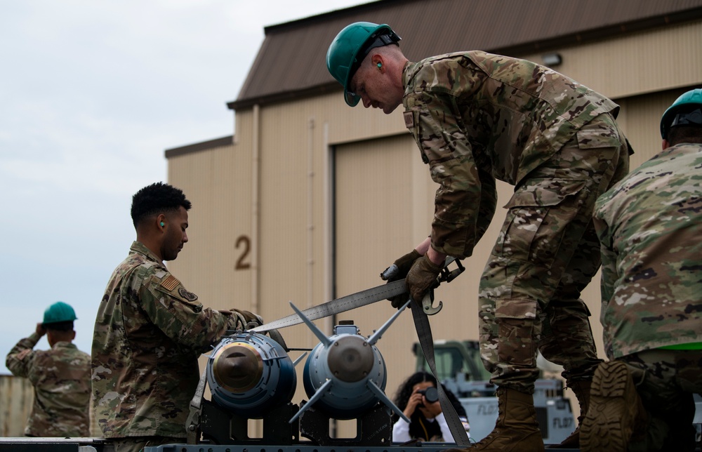 35th AMU pushes it up during load crew competition