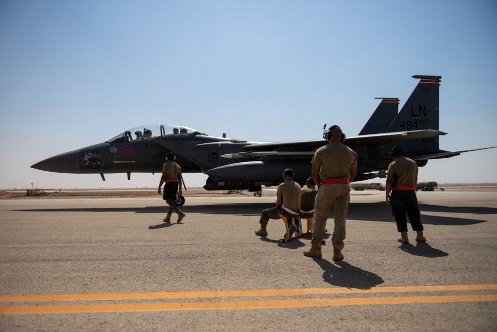 Strike Eagle aircrews conduct rapid crew swaps
