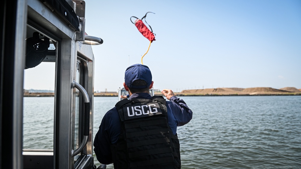 Maritime Safety and Security Team New York (91106) conducts tow training