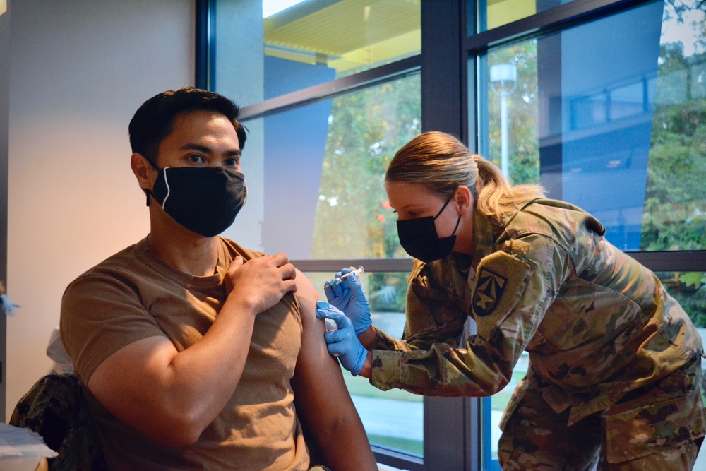 NMRC Staff Receive Flu Shots