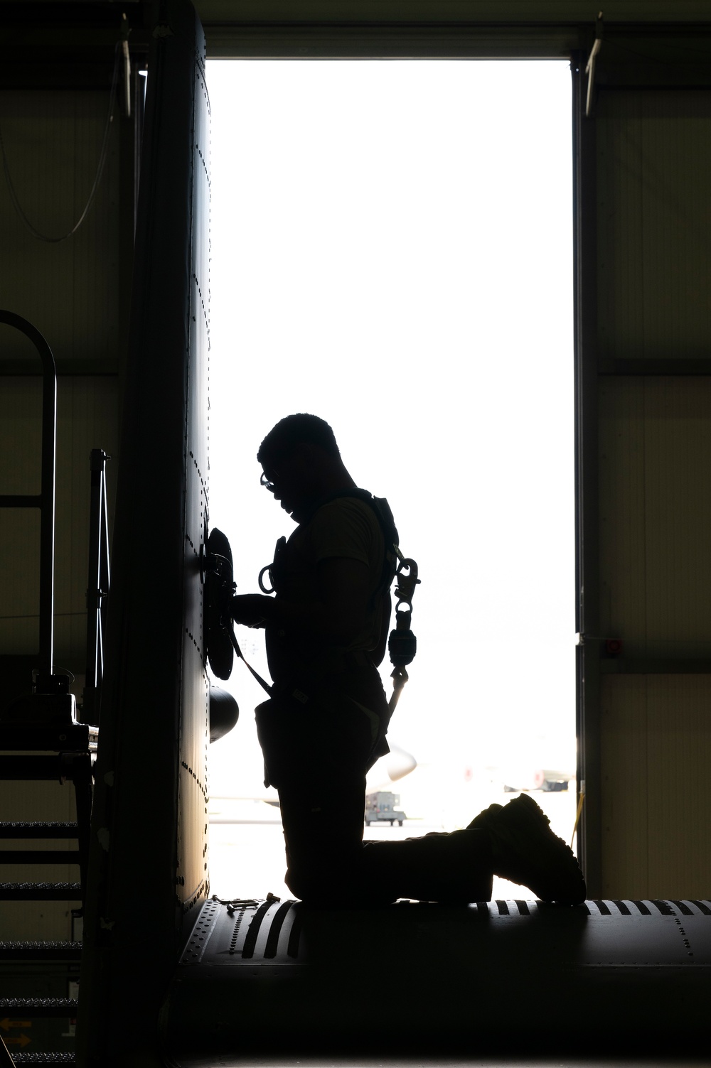 352 SOMXG Conduct CV-22B Ospery Inspections