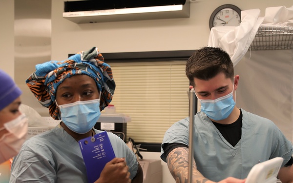 Medical Readiness Team conducts respiratory therapy training and ICU rounds