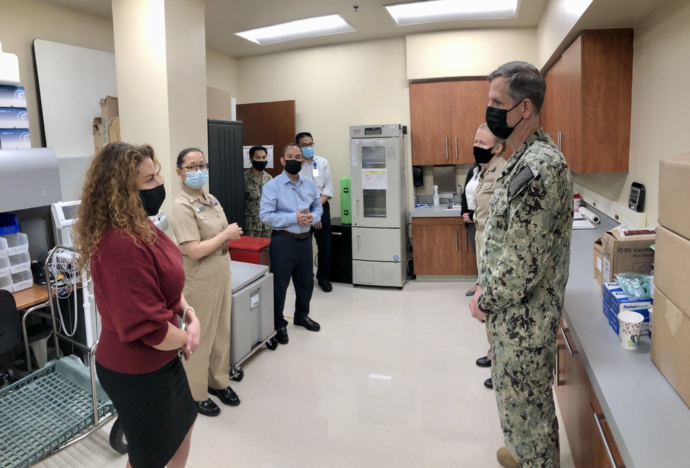 NMRC Commander Visits Clinical Trial Center