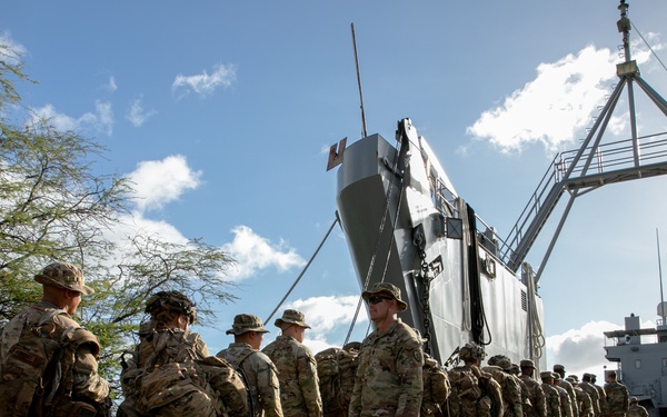 25ID, 8TSC conduct unprecedented transport of Soldiers via Army Watercraft System