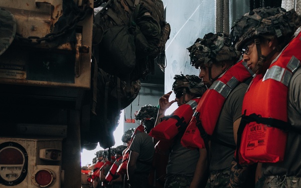 25ID, 8TSC conduct unprecedented transport of Soldiers via Army Watercraft System
