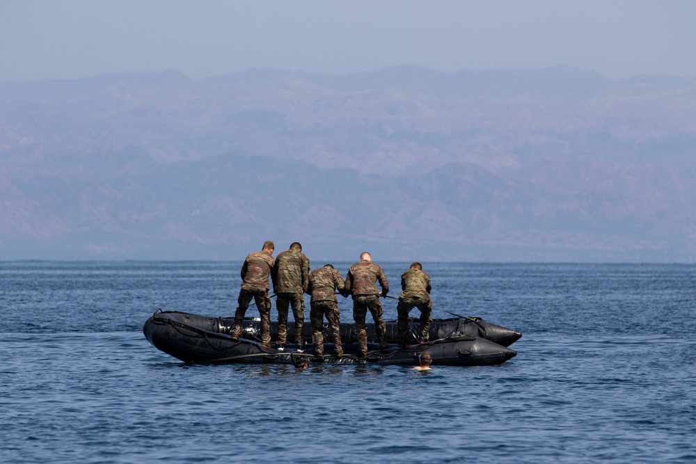 A Co., 1-102nd Infantry Regiment (Mountain) practices waterborne capabilities