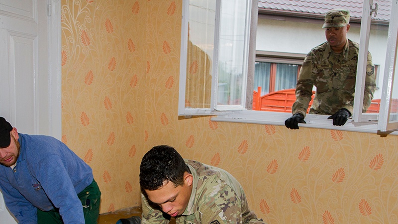 50th Regional Support Group Soldiers join community efforts to help renovate house in Poland