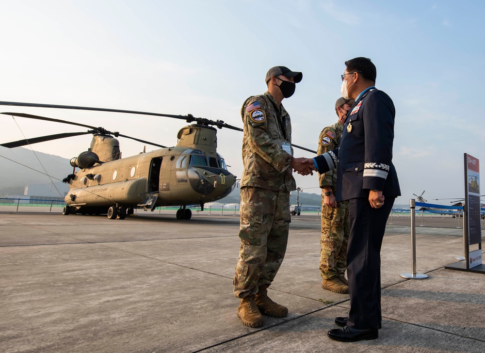 Seoul ADEX 2021 ROK CSAF visit