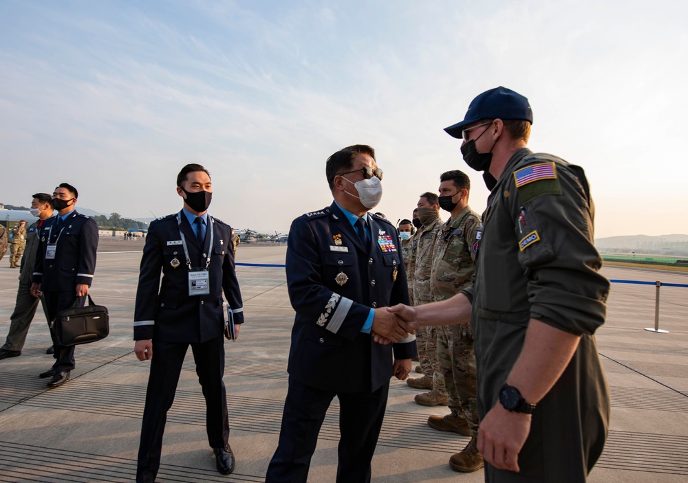 Seoul ADEX 2021 ROK CSAF visit