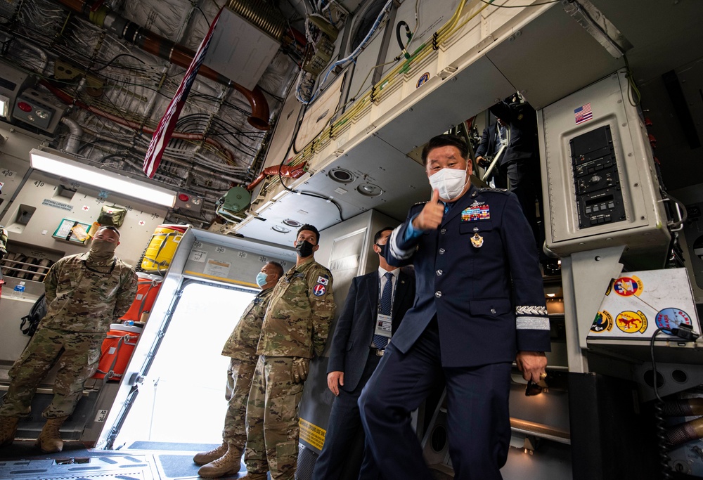 Seoul ADEX 2021 ROK CSAF visit