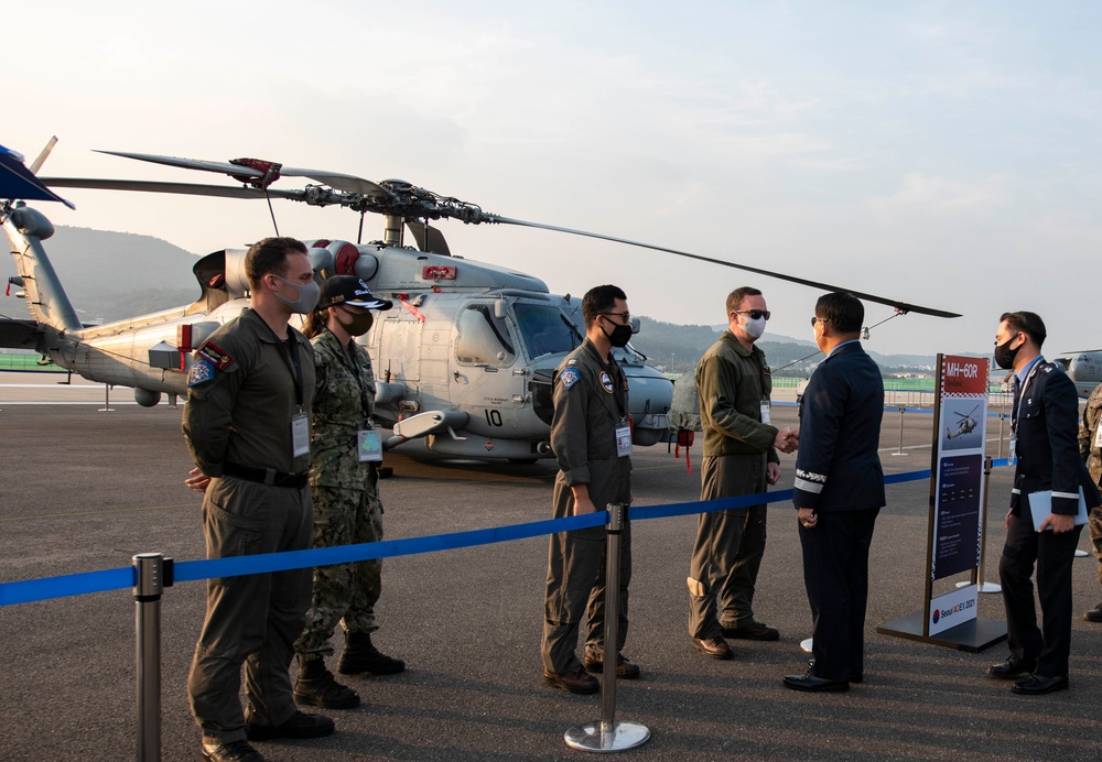 Seoul ADEX 2021 ROK CSAF visit