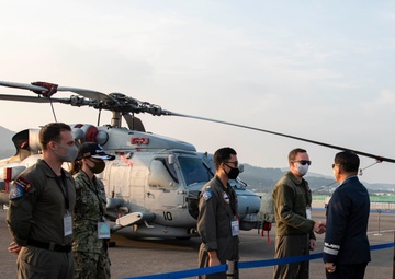 Seoul ADEX 2021 ROK CSAF visit