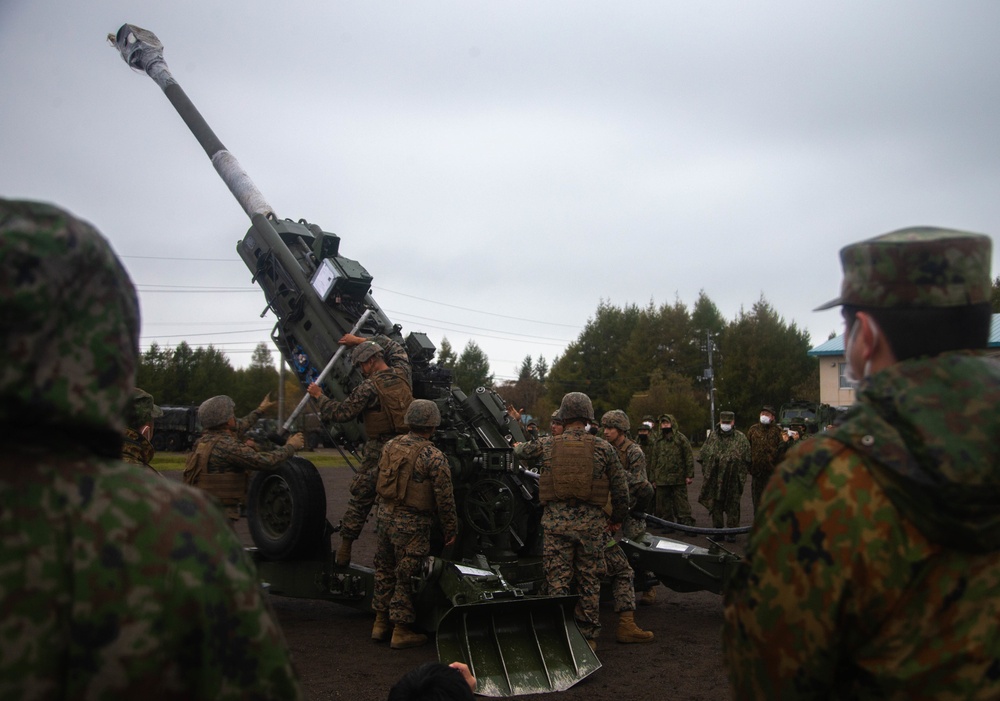 3/12 Marines and JGSDF members participate in artillery static display