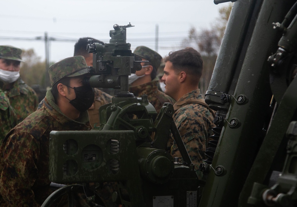 3/12 Marines and JGSDF members participate in artillery static display