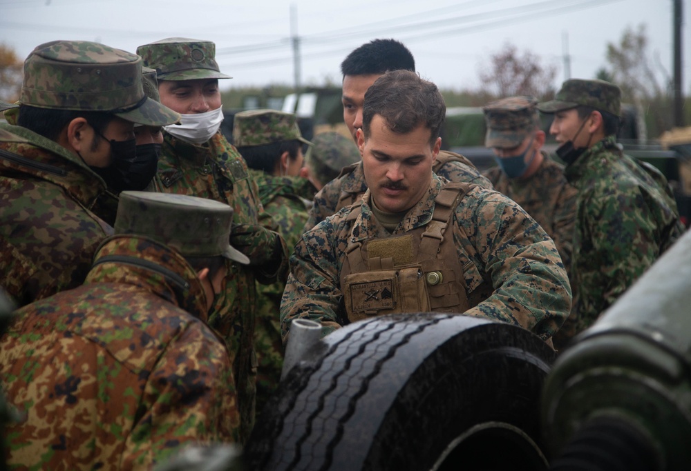 3/12 Marines and JGSDF members participate in artillery static display