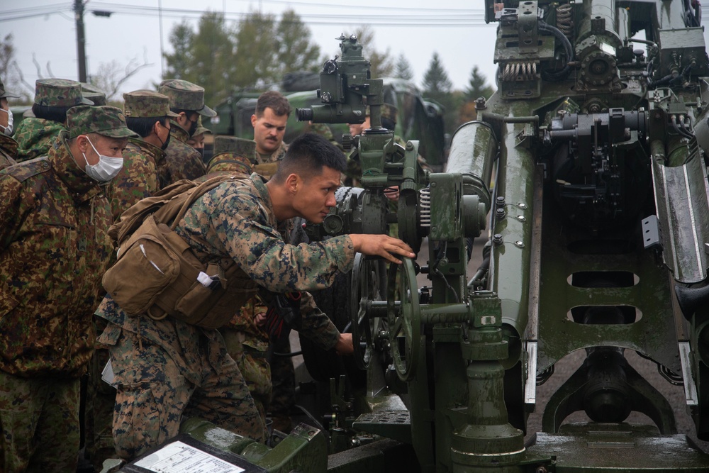 3/12 Marines and JGSDF members participate in artillery static display