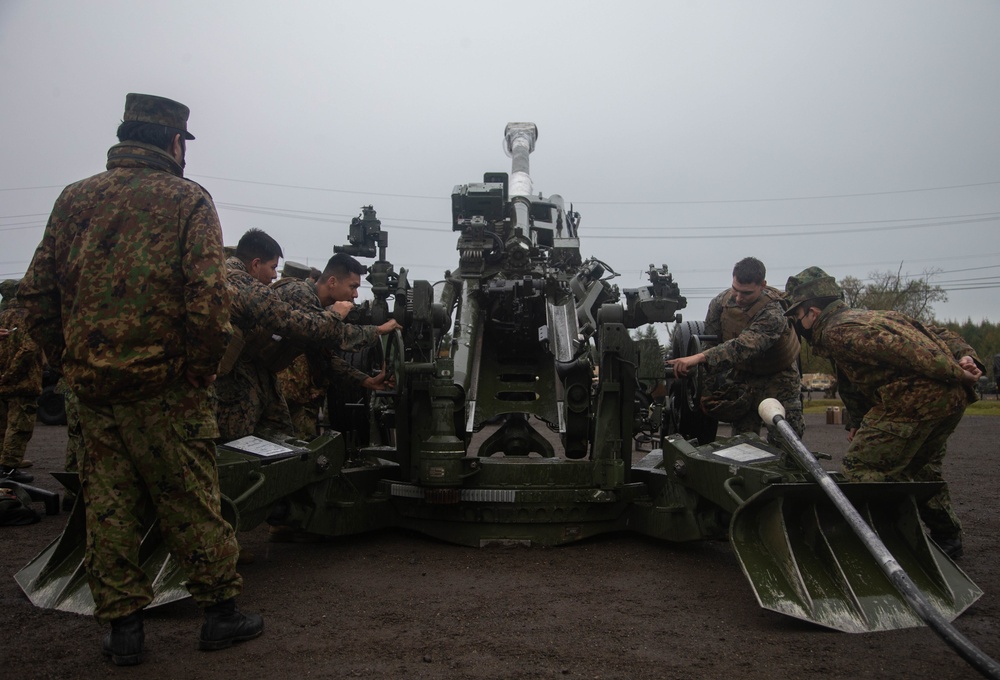 3/12 Marines and JGSDF members participate in artillery static display