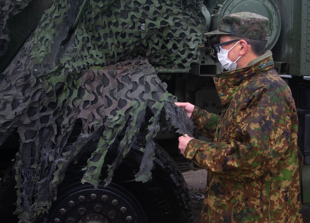 3/12 Marines and JGSDF members participate in artillery static display