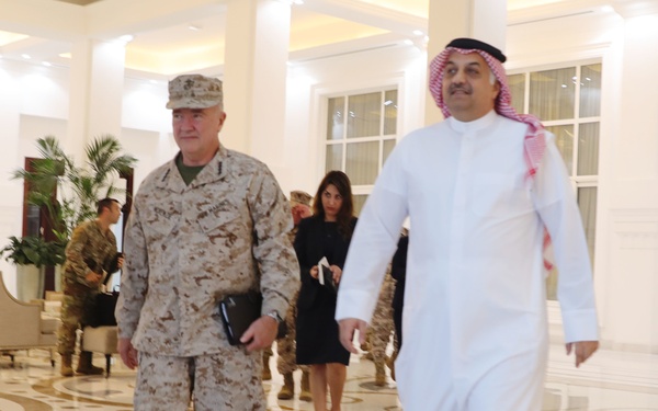 CENTCOM commander meets with key leaders in Qatar