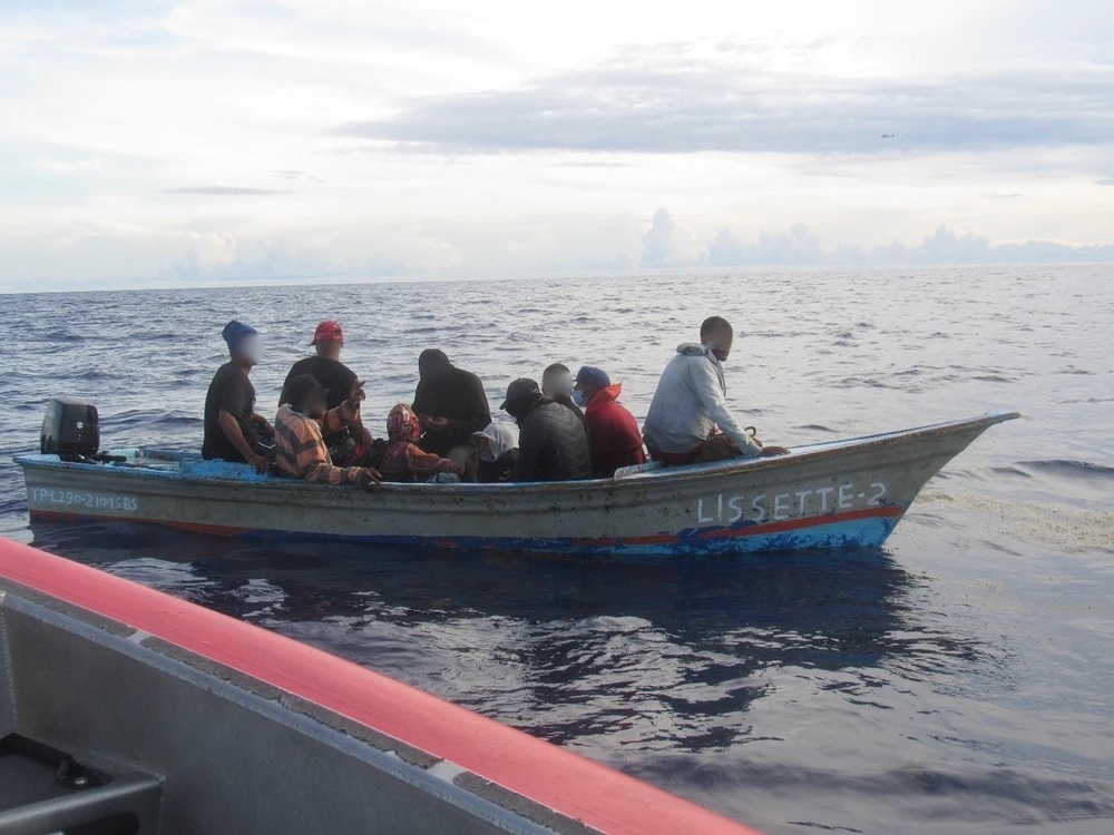 Coast Guard Cutter Heriberto Hernandez interdicts vessel with 11 migrants in Mona Passage waters near Puerto Rico
