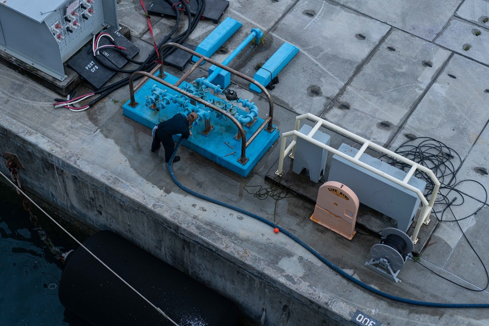 USS Jackson (LCS 6) Sailor Disconnects Potable Water Service