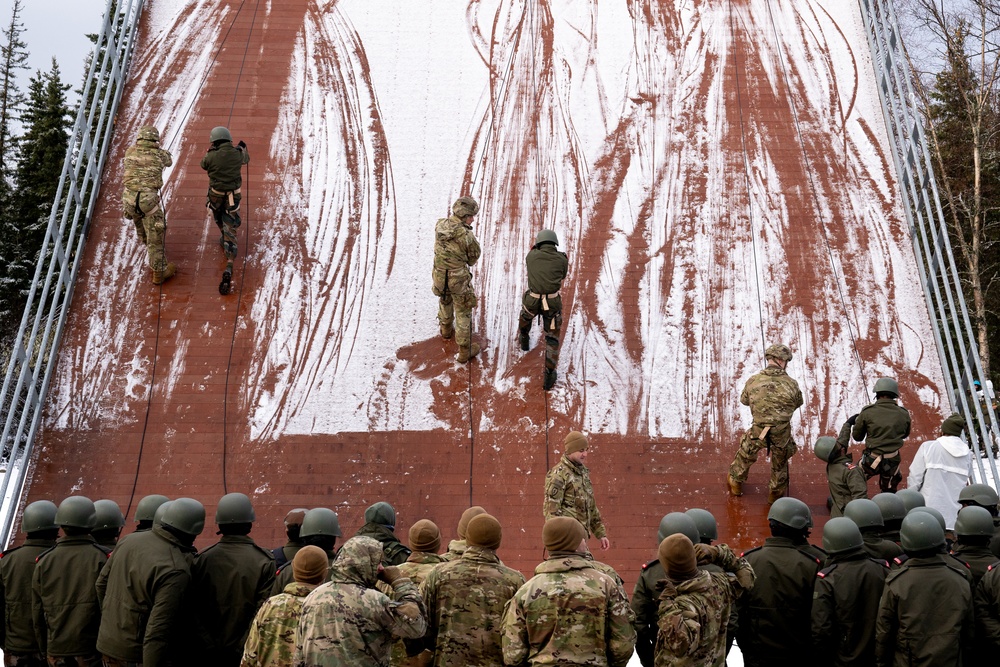 Spartan paratroopers and Indian Army troops share rappel techniques during Yudh Abhyas 21