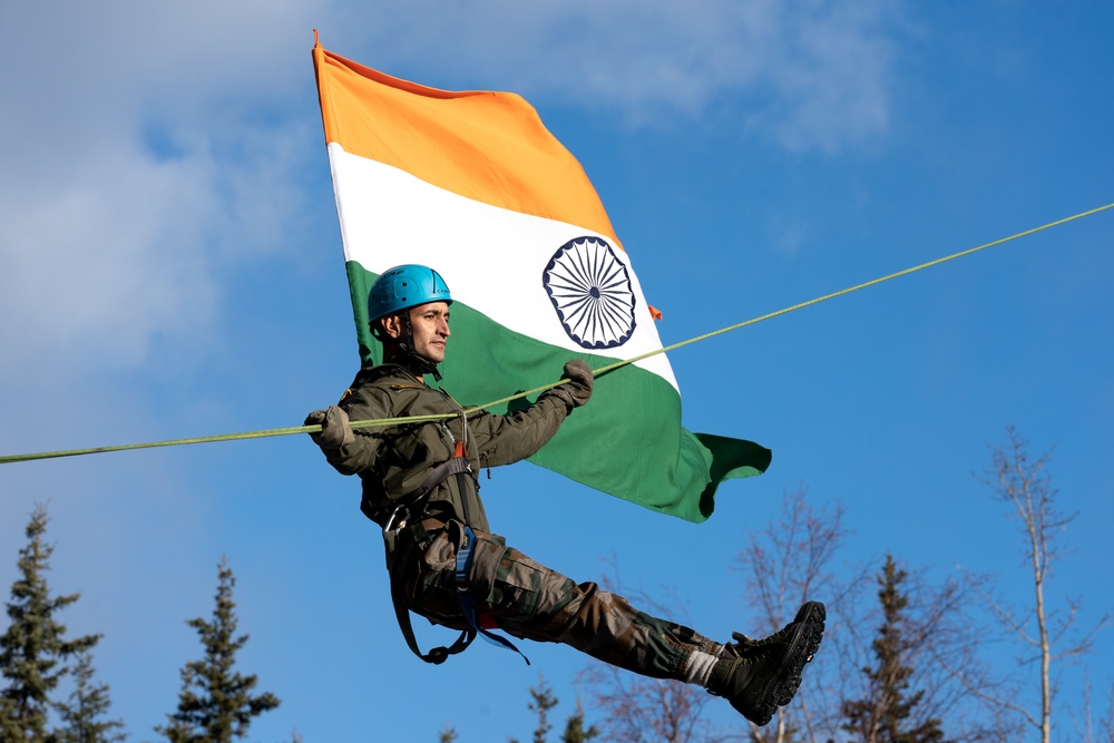 Spartan paratroopers and Indian Army troops share rappel techniques during Yudh Abhyas 21