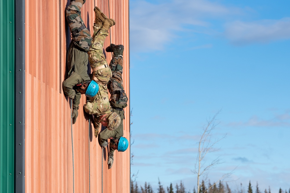 Spartan paratroopers and Indian Army troops share rappel techniques during Yudh Abhyas 21